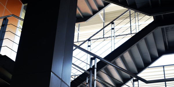 Pintar Fachadas de Empresas / Negocios / Locales Comerciales Pozuelo de Alarcón · Pintado de Escaleras
