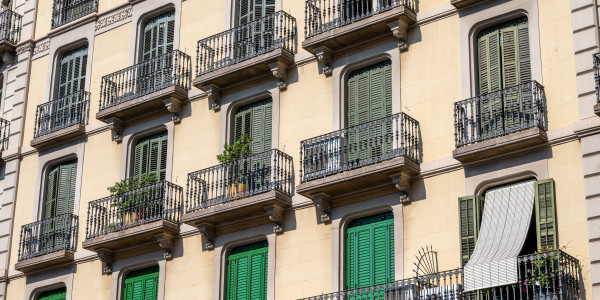 Pintar Fachadas y Patios de Luces de Comunidades Vecinos / Propietarios Tres Cantos · Reparación y Preparación de Superficies