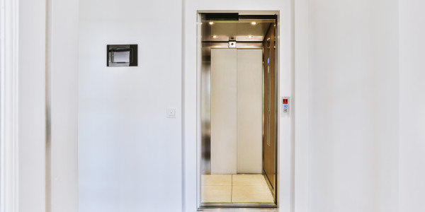 Pintar Fachadas y Patios de Luces de Comunidades Vecinos / Propietarios Tres Cantos · Esmalte de Puertas de Ascensores, Puertas de Emergencia y Portales